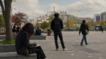 19 Mayıs sonrası bir kent meydanında, yüzleri görünmeyen gençlerin gündelik hayat içinde düşünme, yürüme ve birlikte var olma hâlini gösteren gerçekçi editoryal görsel.